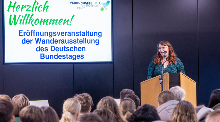 Vom 20.-24. November 2023 besuchten die Schüler der Fachbereiche CTA, BioTA und PTA die Wanderausstellung des Deutschen Bundestags in der Verbundschule Isny.